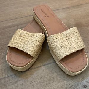 Universal Thread Size 7 Beige Natural Mardi Raffia Platform Slide Sandals.